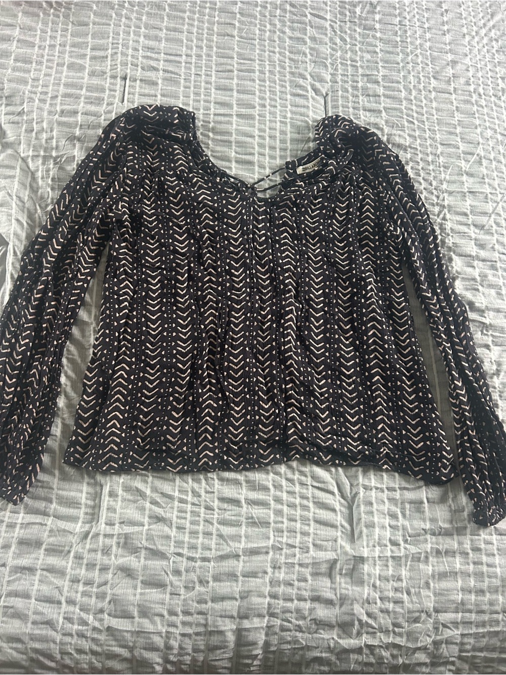 Women's Black Patterned Long-Sleeve V-Neck Top